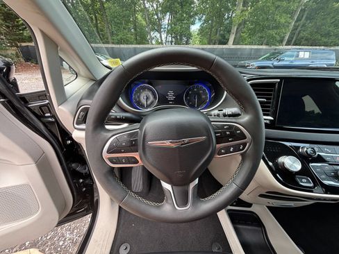 Used 2024 Chrysler Pacifica Touring-L FWD image 29