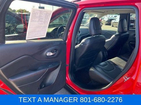 Used 2019 Jeep Cherokee Trailhawk AWD/4WD image 23