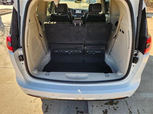 Used 2022 Chrysler Pacifica Limited image 20