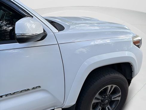 Used 2016 Toyota Tacoma TRD Sport w/ Premium & Technology Package RWD image 13