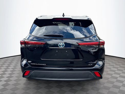 Used 2023 Toyota Highlander Bronze Edition FWD image 7