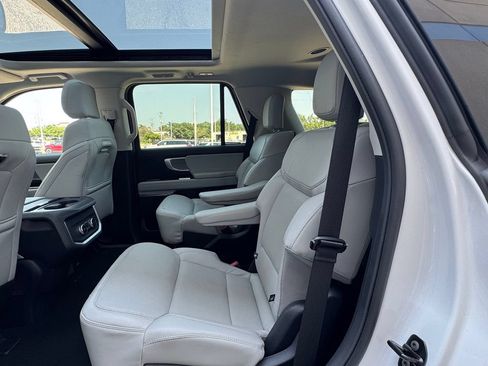 Used 2025 Ford Expedition Platinum AWD/4WD image 32