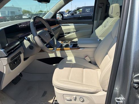 Used 2025 Cadillac Escalade Sport Platinum w/ LPO, ONYX Package AWD/4WD image 7