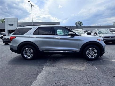Used 2023 Ford Explorer XLT w/ Equipment Group 202A RWD image 3