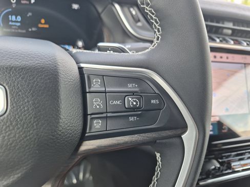 Used 2024 Jeep Grand Cherokee Limited w/ Black Appearance Package AWD/4WD image 15