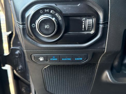 Used 2025 Jeep Wrangler Rubicon w/ Convenience Group image 19