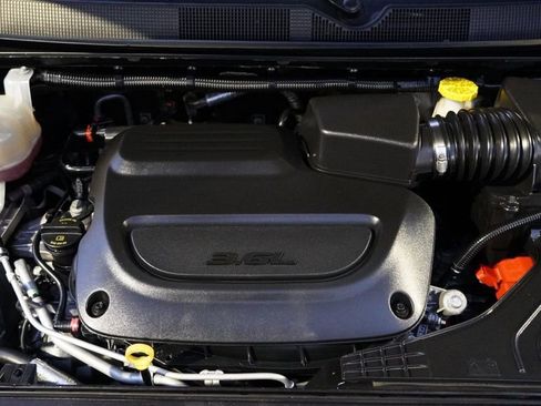 Used 2024 Chrysler Pacifica Touring-L image 35