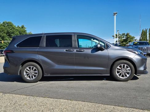 Used 2025 Toyota Sienna LE FWD image 7