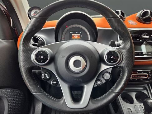 Used 2016 smart fortwo passion RWD image 19