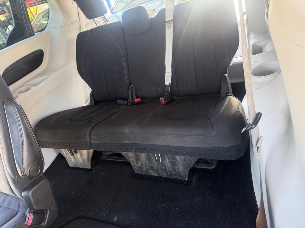 Used 2018 Chrysler Pacifica Touring FWD image 18