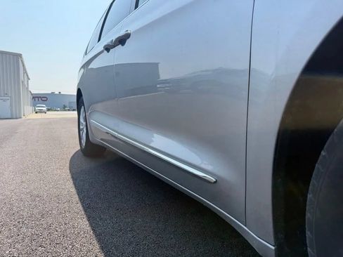 Used 2019 Chrysler Pacifica Touring-L FWD image 11