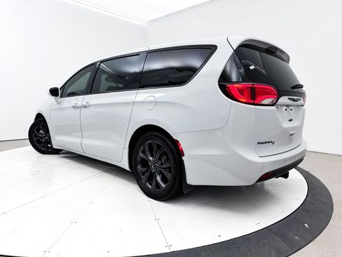 Used 2018 Chrysler Pacifica Touring Plus w/ S Appearance Package FWD image 2