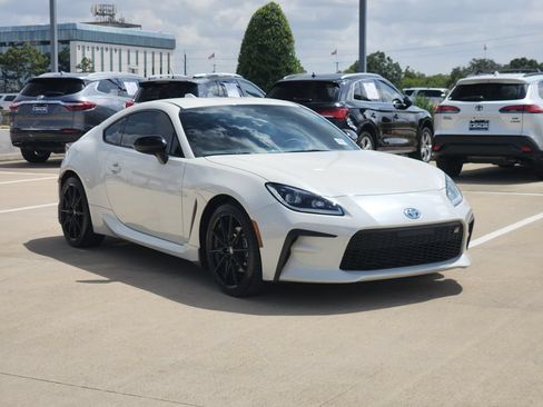 Used 2024 Toyota GR86 Premium RWD image 3
