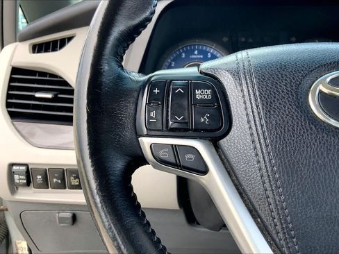 Used 2016 Toyota Sienna XLE Premium FWD image 23