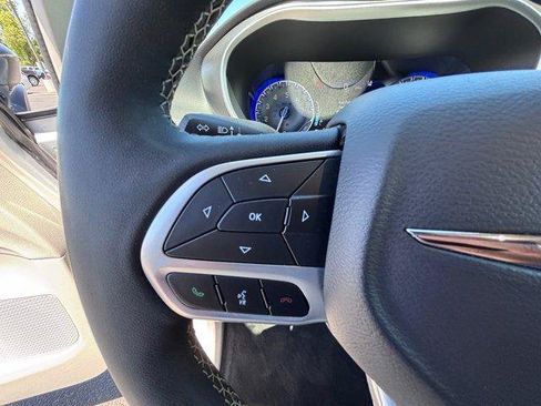 Used 2024 Chrysler Pacifica Touring-L FWD image 22