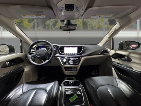 Used 2022 Chrysler Pacifica Touring-L FWD image 25