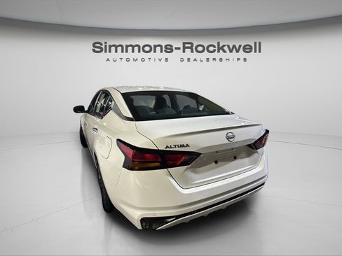 Used 2025 Nissan Altima 2.5 SV FWD image 2