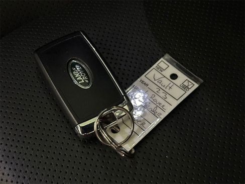 Used 2023 Land Rover Defender 110 X-Dynamic SE image 32