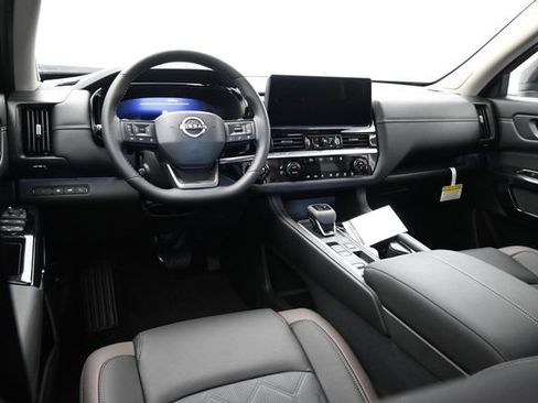 Used 2026 Nissan Pathfinder Platinum FWD image 24