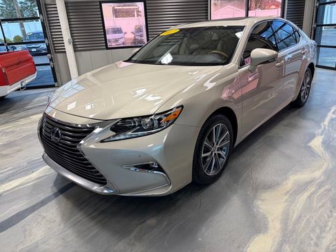 Used 2017 Lexus ES 300h w/ Luxury Package image 3