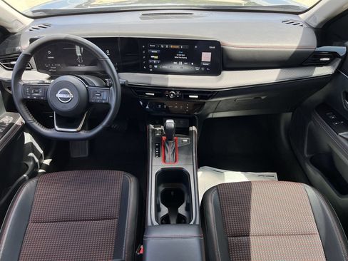 Used 2025 Nissan Kicks SR FWD image 9
