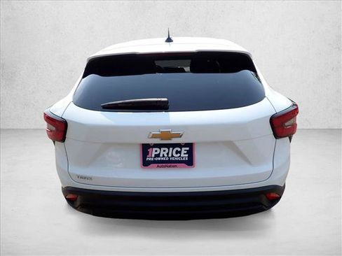 Used 2024 Chevrolet Trax LS w/ LS Convenience Package FWD image 3