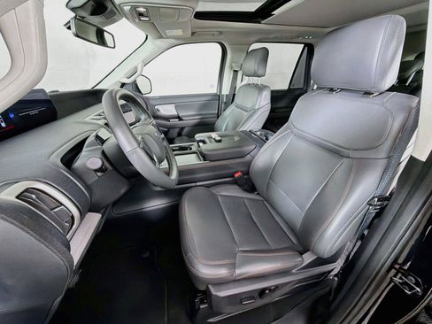 Used 2025 Ford Expedition Active AWD/4WD image 2