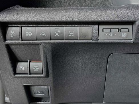 Used 2025 Toyota Sienna Platinum image 10