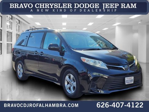 Used 2018 Toyota Sienna LE w/ Carpet Mat Package FWD image 1