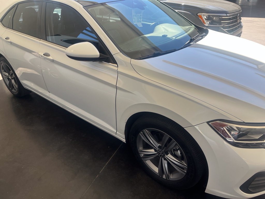 Used 2022 Volkswagen Jetta SE w/ Panoramic Sunroof Package FWD image 3