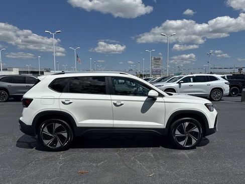 Used 2025 Volkswagen Taos SE AWD/4WD image 6