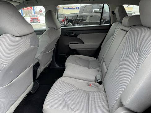 Used 2023 Toyota Highlander L image 32