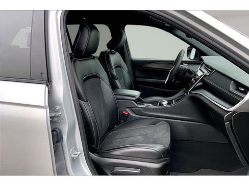 Used 2024 Jeep Grand Cherokee Altitude image 8