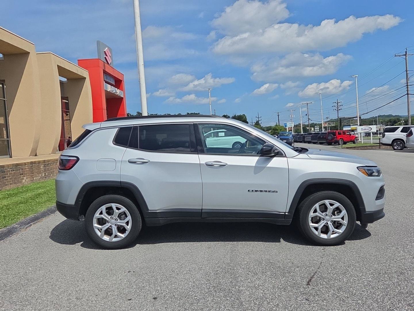 Used 2024 Jeep Compass Latitude AWD/4WD image 2