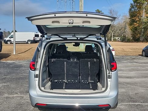 Certified 2023 Chrysler Pacifica Touring-L image 19