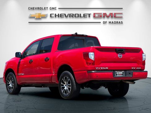 Used 2022 Nissan Titan SV image 5