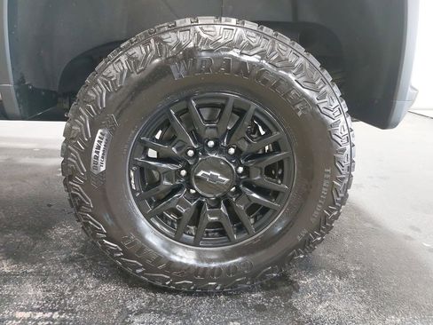 Used 2024 Chevrolet Silverado 2500 ZR2 w/ Technology Package AWD/4WD image 34