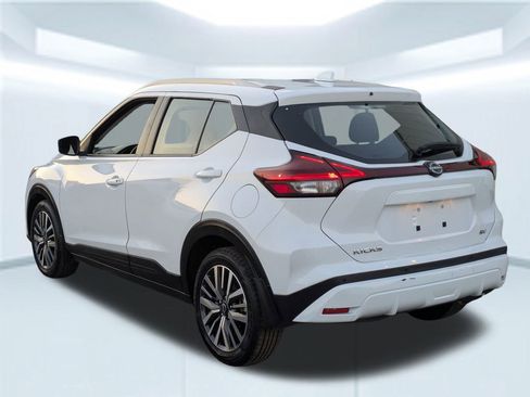 Used 2023 Nissan Kicks SV image 4