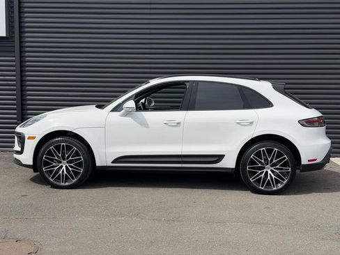 Certified 2025 Porsche Macan AWD/4WD image 2
