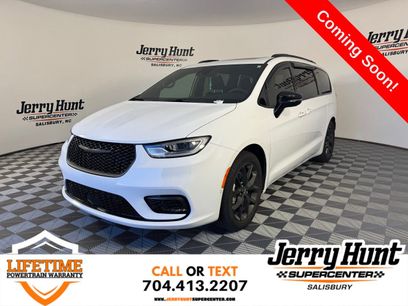 Used 2024 Chrysler Pacifica Limited w/ S Appearance Package