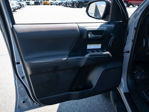 Used 2019 Toyota Tacoma TRD Off-Road AWD/4WD image 16