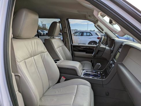 Used 2016 Lincoln Navigator Select image 13