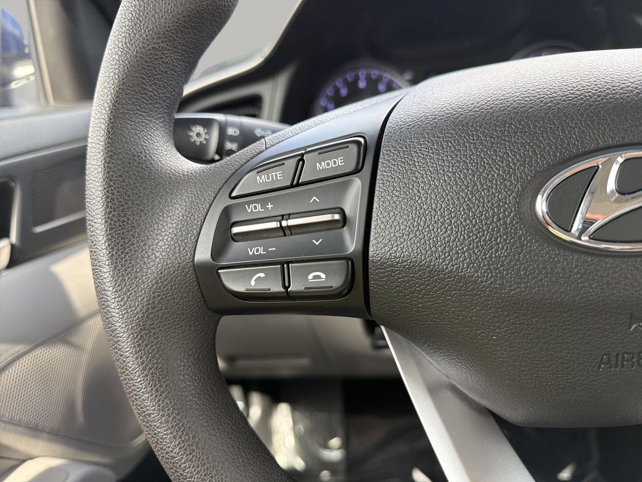 Used 2020 Hyundai Elantra SE FWD image 25