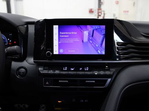 Used 2025 Toyota Camry SE image 21