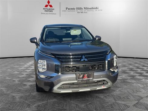 Used 2023 Mitsubishi Outlander ES image 2