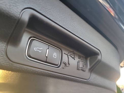 Used 2021 Ford Explorer XLT w/ Equipment Group 202A image 8