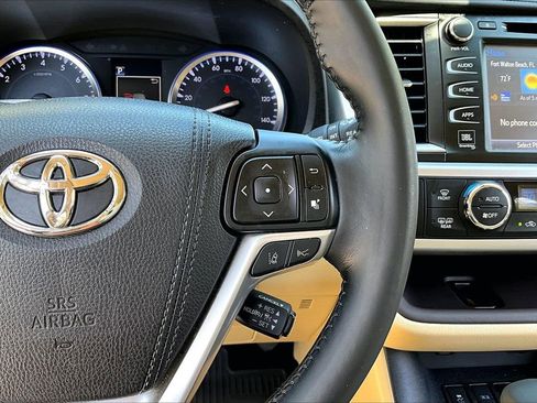 Used 2017 Toyota Highlander Limited Platinum image 11