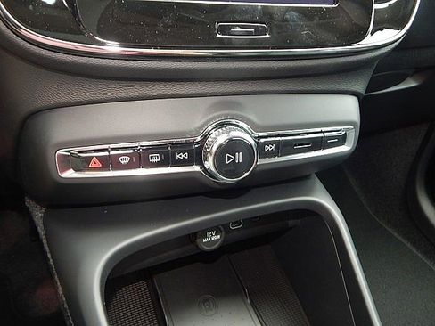 New 2026 Volvo XC40 B5 Core w/ Climate Package image 17