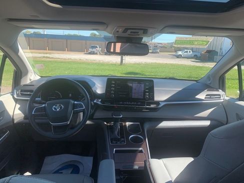 Used 2023 Toyota Sienna XLE image 27