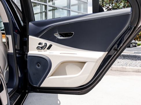 Certified 2024 Bentley Flying Spur V8 image 41